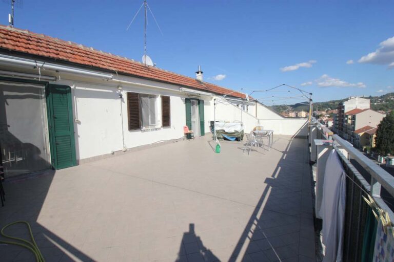 Bilocale con grande terrazzo