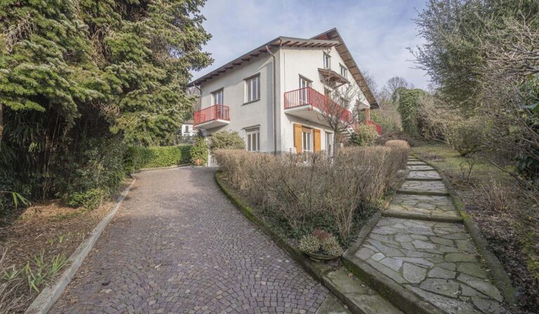 Cavoretto vendita Villa con Ampio Giardino
