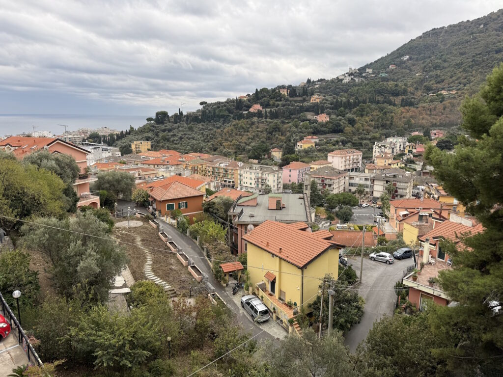 Ampio trilocale con balconi vista mare