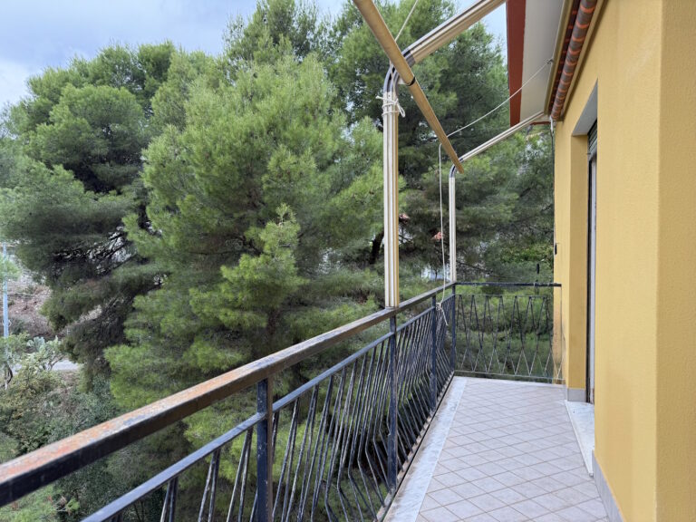 Ampio trilocale con balconi vista mare